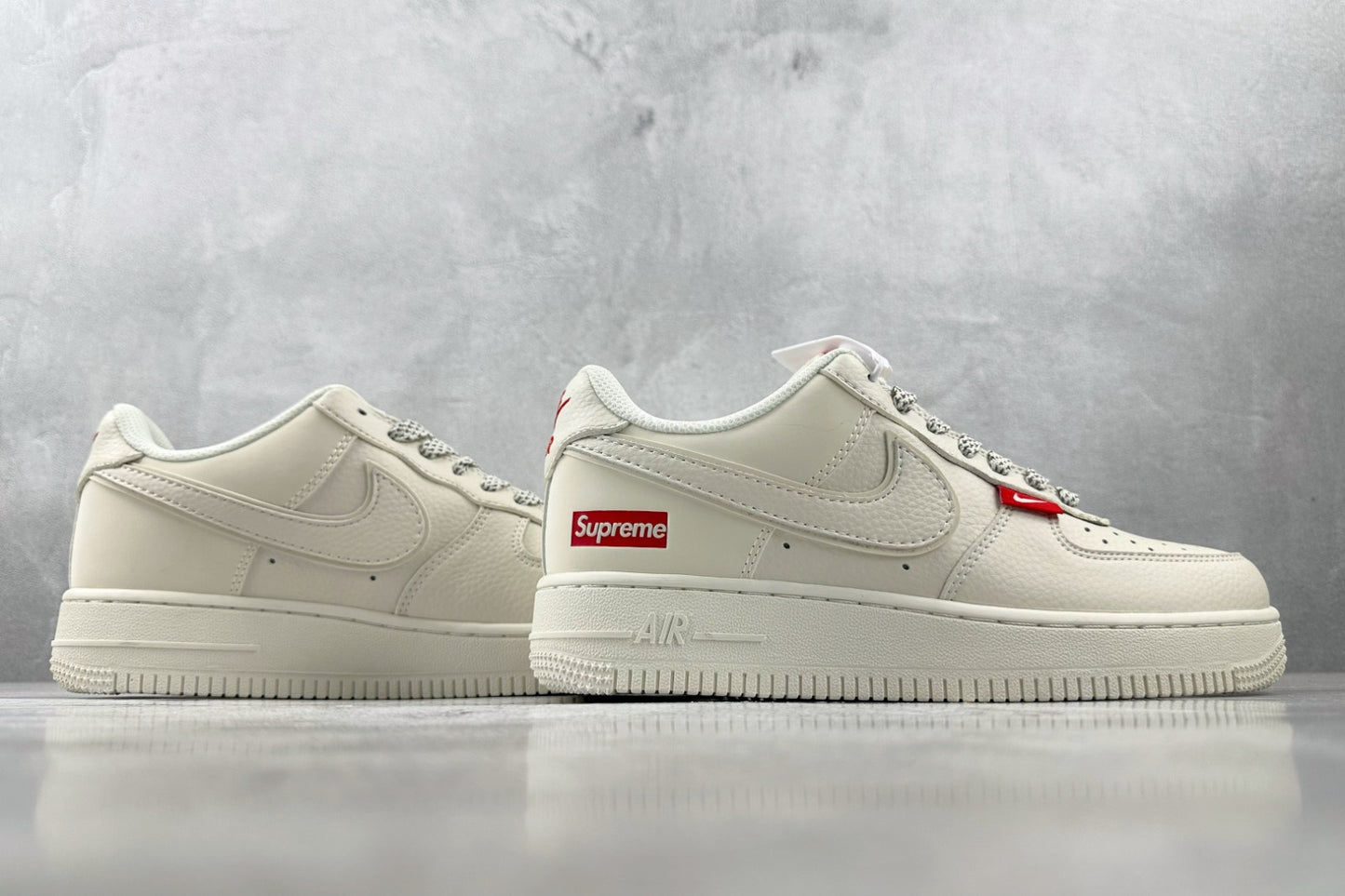 Tênis Nike Air Force 1 Low x Supreme - Triple White Heritage