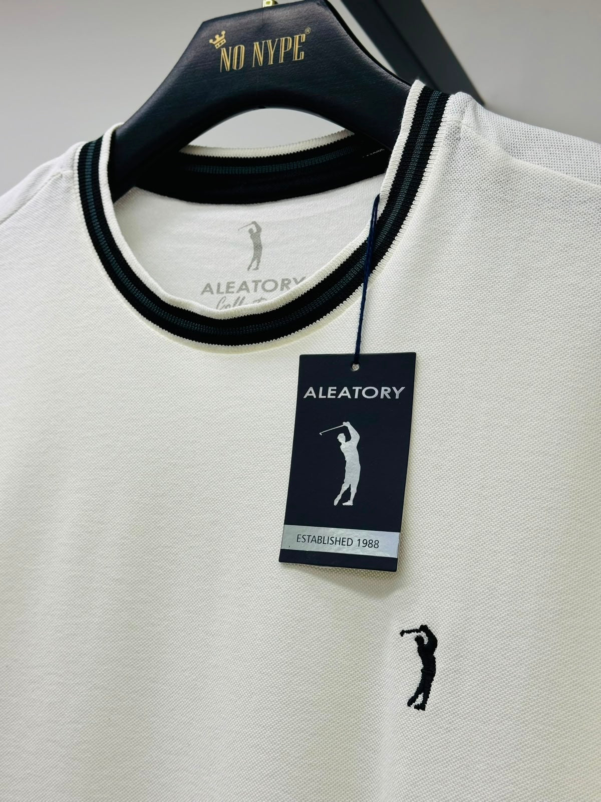 Camiseta Listrada Aleatory - Branca