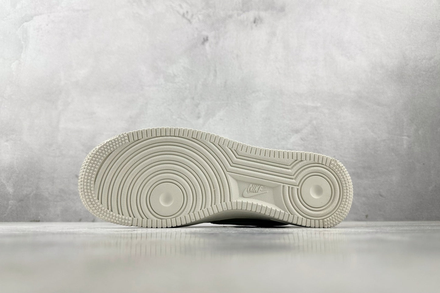 Tênis Nike Air Force 1 Low x Supreme  - Triple White Heritage