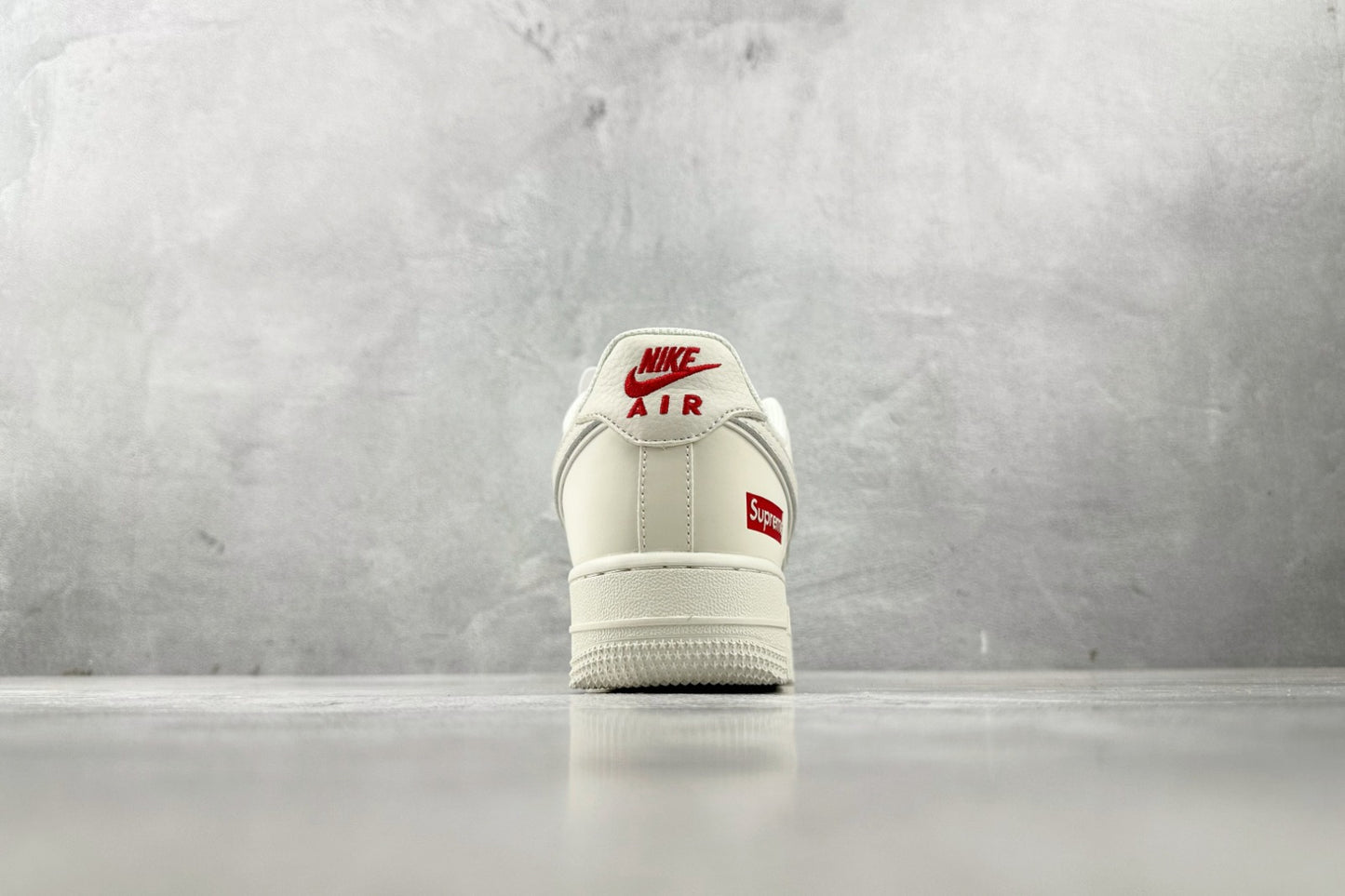 Tênis Nike Air Force 1 Low x Supreme  - Triple White Heritage