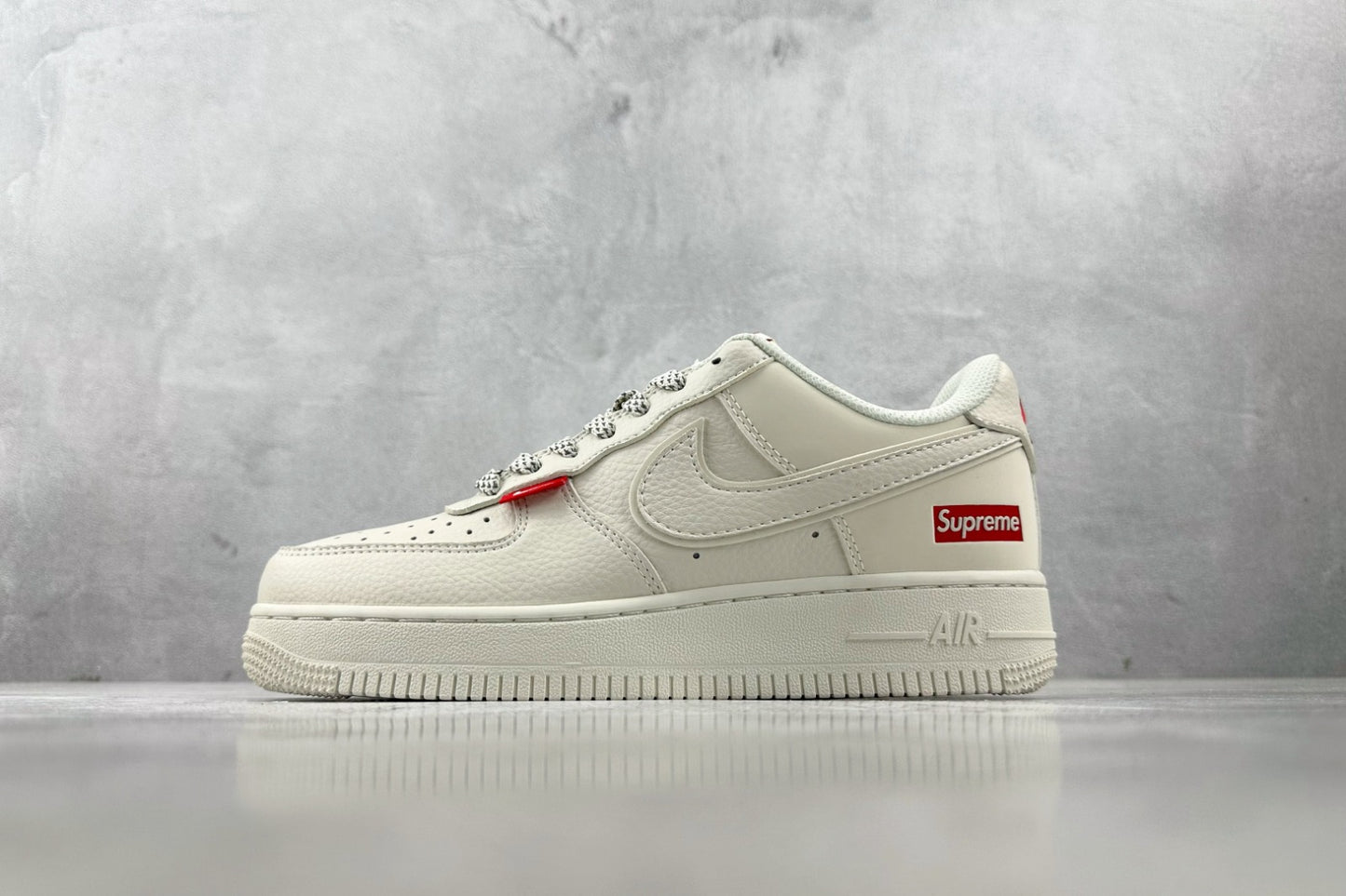 Tênis Nike Air Force 1 Low x Supreme  - Triple White Heritage