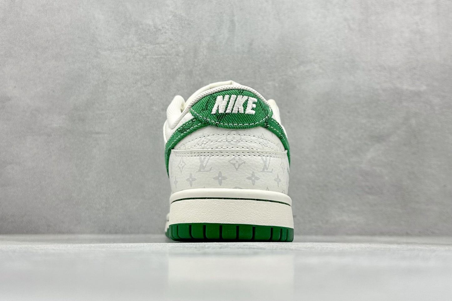 Tênis Nike Dunk Low x Louis Vuitton - Green Monogram