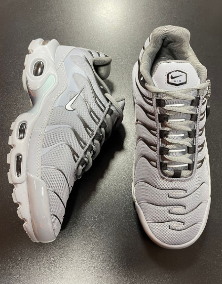 Tênis Nike Air Max Plus TN - Cinza