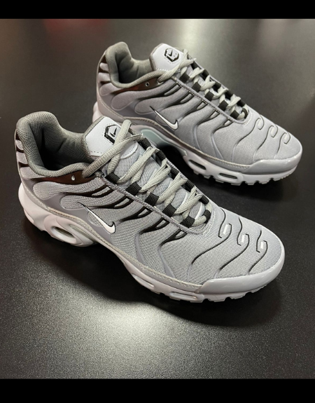 Tênis Nike Air Max Plus TN - Cinza