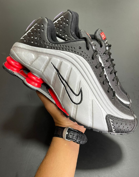 Tênis Nike Shox R4 - Preto, Cinza e Vermelho