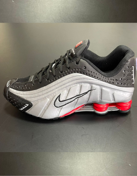 Tênis Nike Shox R4 - Preto, Cinza e Vermelho