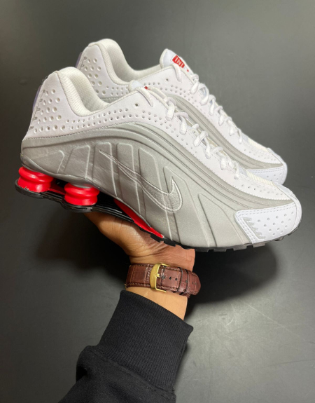 Tênis Nike Shox R4 - Branco, Cinza e Vermelho