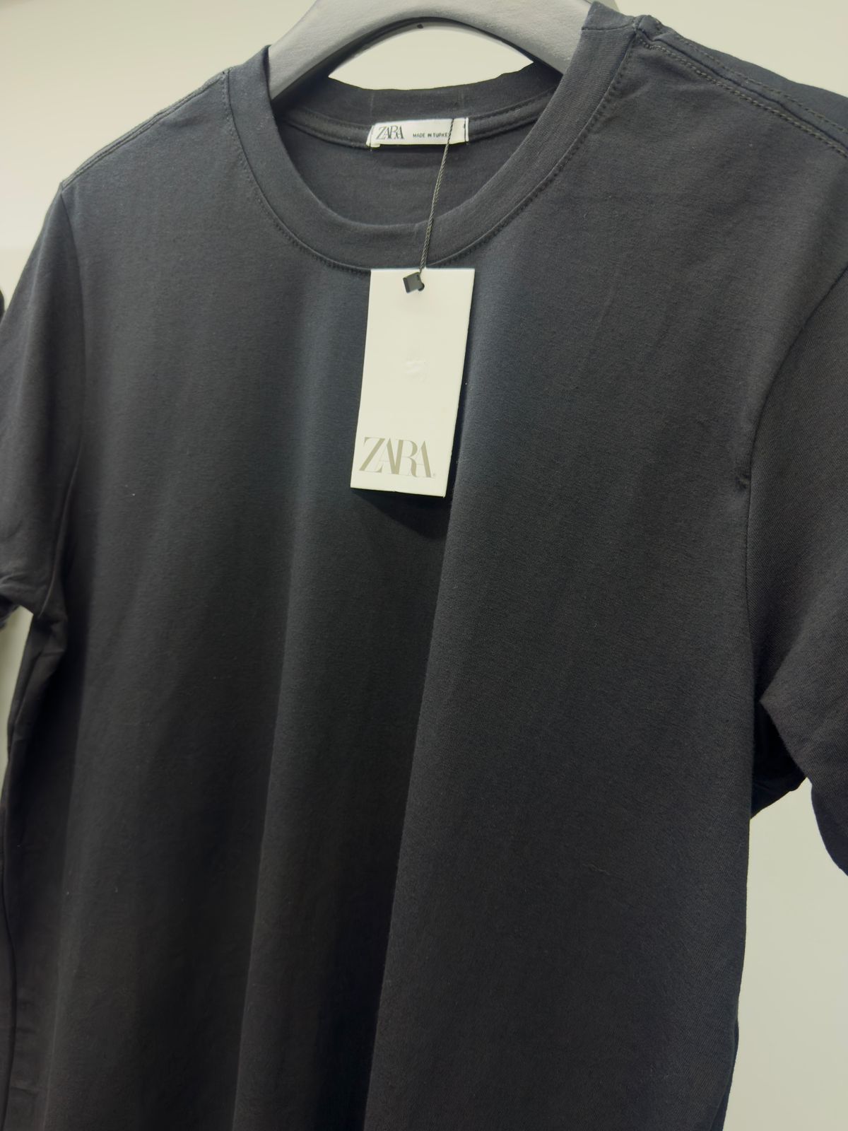 Camiseta Zara - Preta