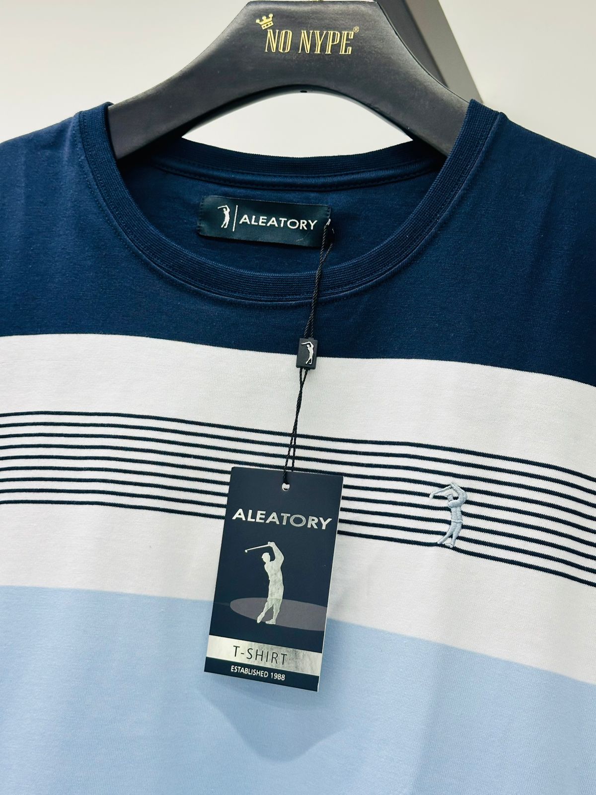 Camiseta Listrada Aleatory  - Azul Claro e Escuro