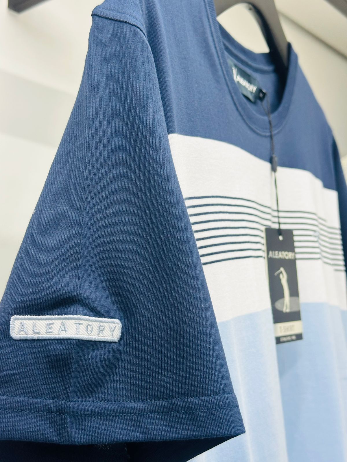 Camiseta Listrada Aleatory  - Azul Claro e Escuro