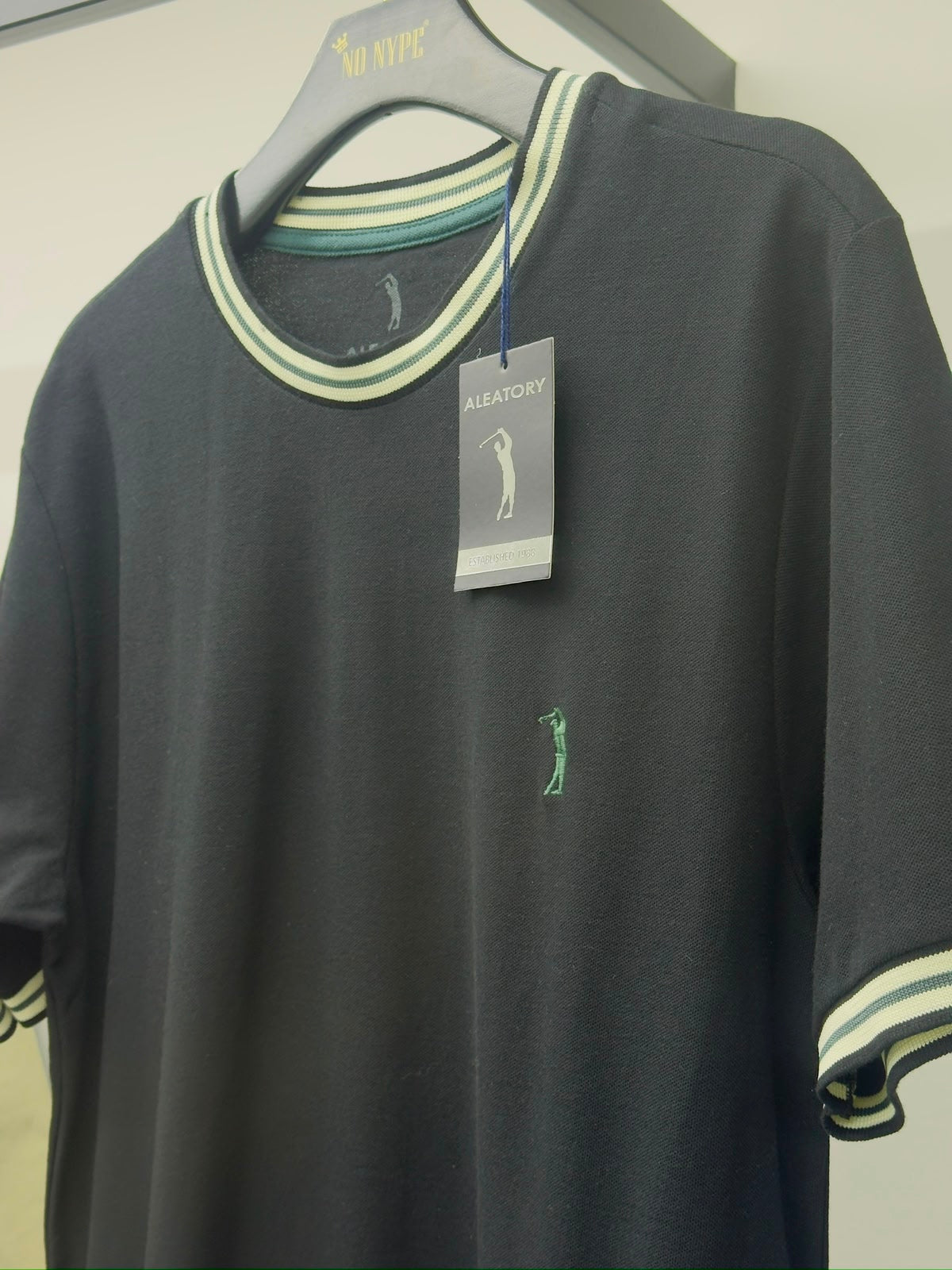 Camiseta Listrada Aleatory  - Preto