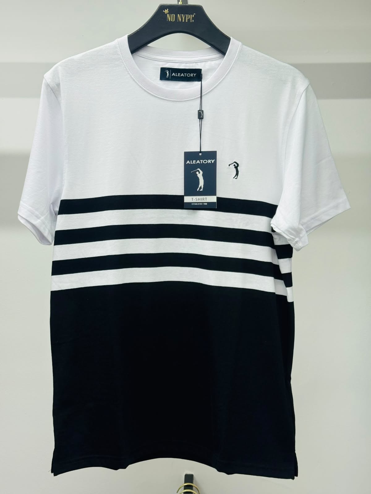 Camiseta  Aleatory Listrada Jones - Preta