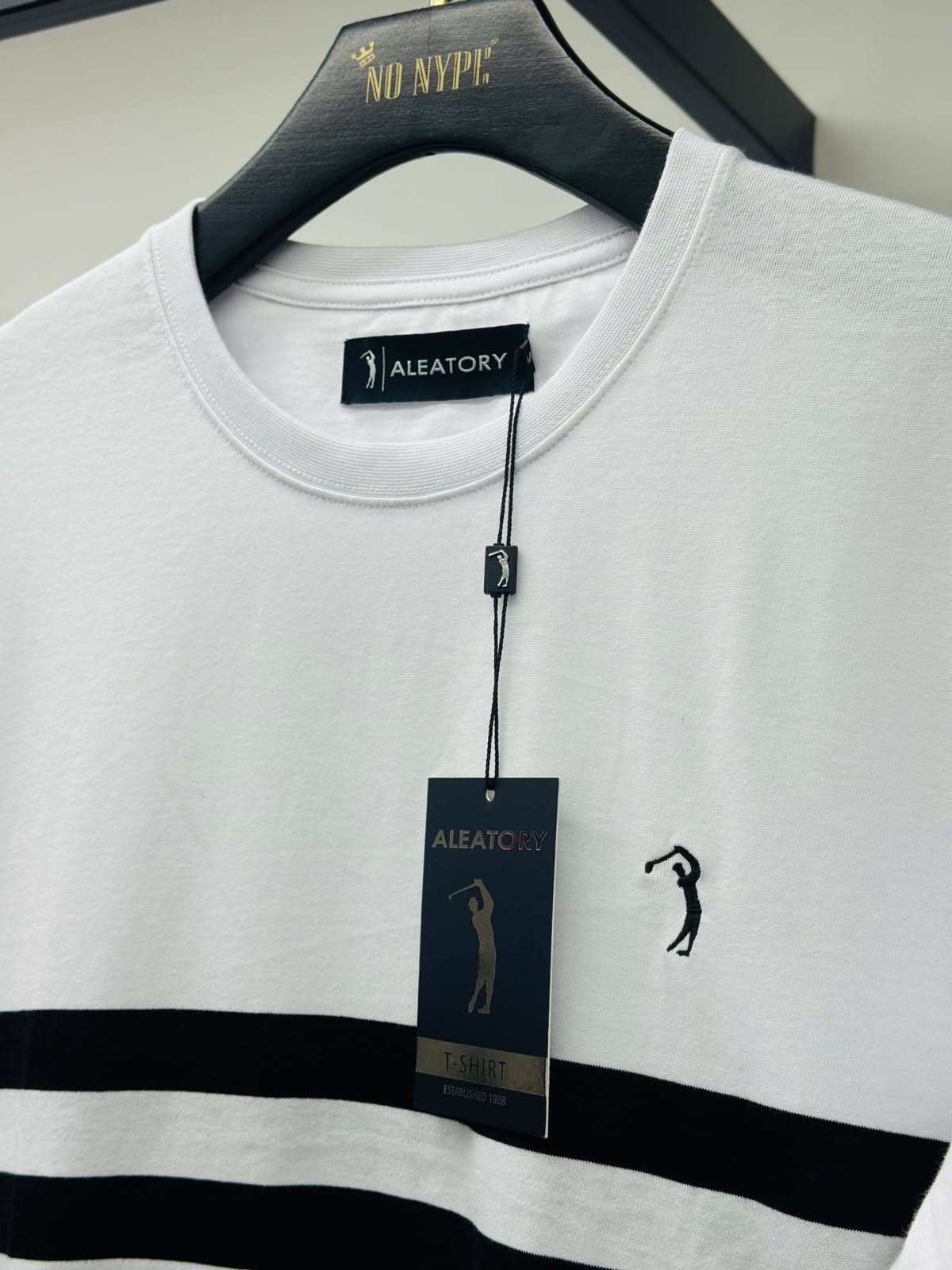 Camiseta  Aleatory Listrada Jones - Preta
