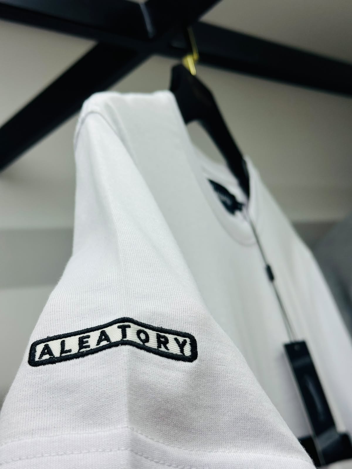 Camiseta  Aleatory Listrada Jones - Preta