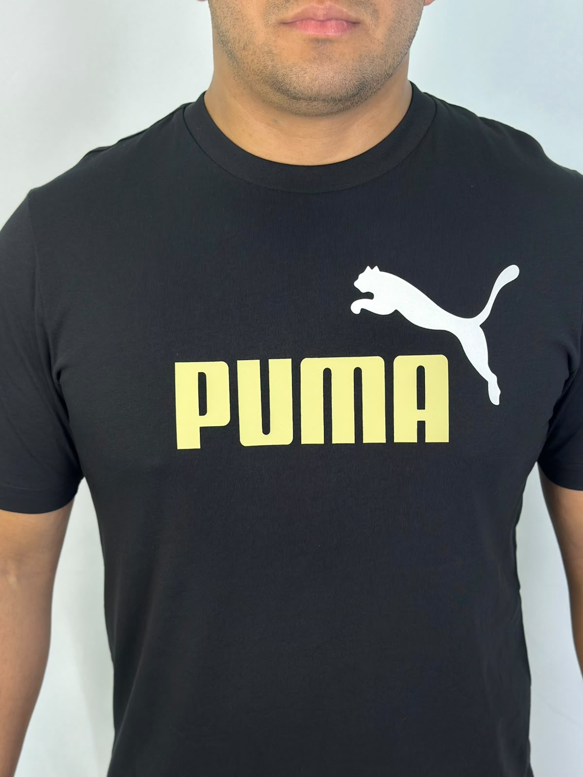 Camiseta PUMA Logo Dourado - Preta